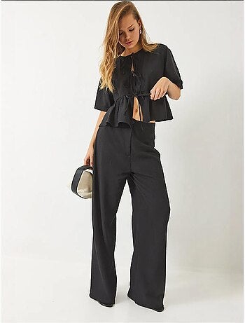 Conjunto de dos piezas de blusa y pantalón de manga corta con detalle de lazo de bianco lucci