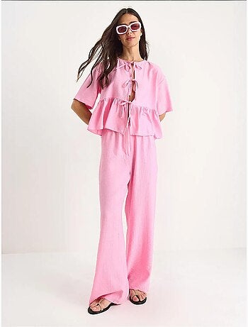 Conjunto de dos piezas de blusa y pantalón de manga corta con detalle de lazo de bianco lucci