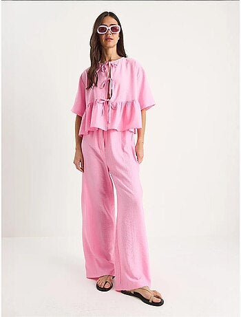 Conjunto de dos piezas de blusa y pantalón de manga corta con detalle de lazo de bianco lucci