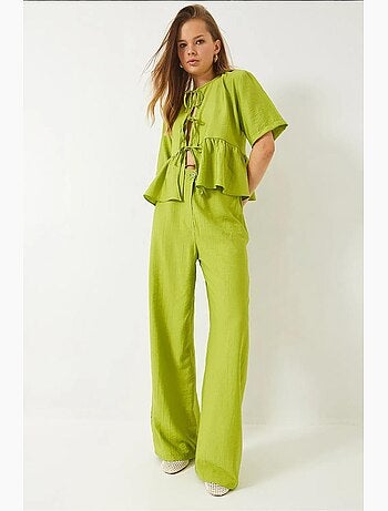Conjunto de dos piezas de blusa y pantalón de manga corta con detalle de lazo de bianco lucci