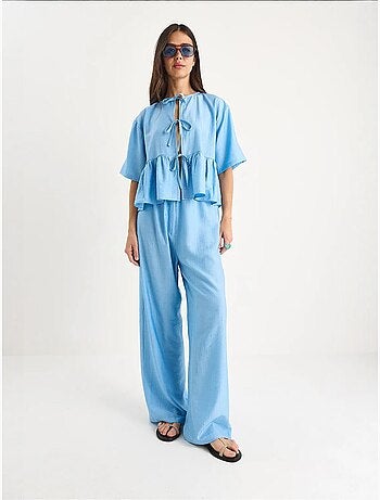 Conjunto de dos piezas de blusa y pantalón de manga corta con detalle de lazo lucci