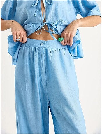 Conjunto de dos piezas de blusa y pantalón de manga corta con detalle de lazo lucci