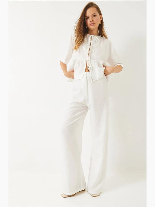 Conjunto de dos piezas de blusa y pantalón de manga corta con detalle de lazo lucci - Kiabi Conjunto de dos piezas de blusa y pantalón de manga corta con detalle de lazo lucci - Kiabi