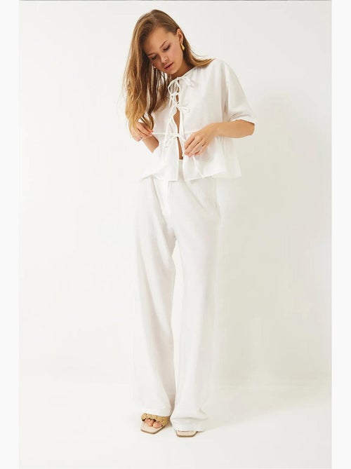 Conjunto de dos piezas de blusa y pantalón de manga corta con detalle de lazo lucci - Kiabi Conjunto de dos piezas de blusa y pantalón de manga corta con detalle de lazo lucci - Kiabi