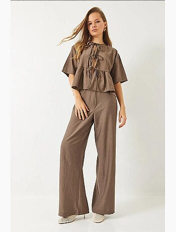 Conjunto de dos piezas de blusa y pantalón de manga corta con detalle de lazo lucci