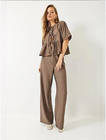 Conjunto de dos piezas de blusa y pantalón de manga corta con detalle de lazo lucci