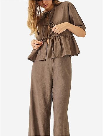 Conjunto de dos piezas de blusa y pantalón de manga corta con detalle de lazo lucci