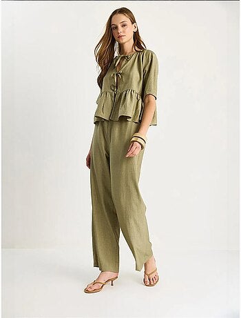 Conjunto de dos piezas de blusa y pantalón de manga corta con detalle de lazo lucci