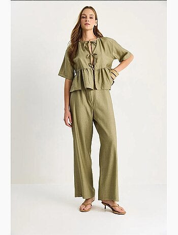 Conjunto de dos piezas de blusa y pantalón de manga corta con detalle de lazo lucci