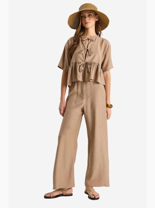 Conjunto de dos piezas de blusa y pantalón de manga corta con detalle de lazo lucci - Kiabi Conjunto de dos piezas de blusa y pantalón de manga corta con detalle de lazo lucci - Kiabi