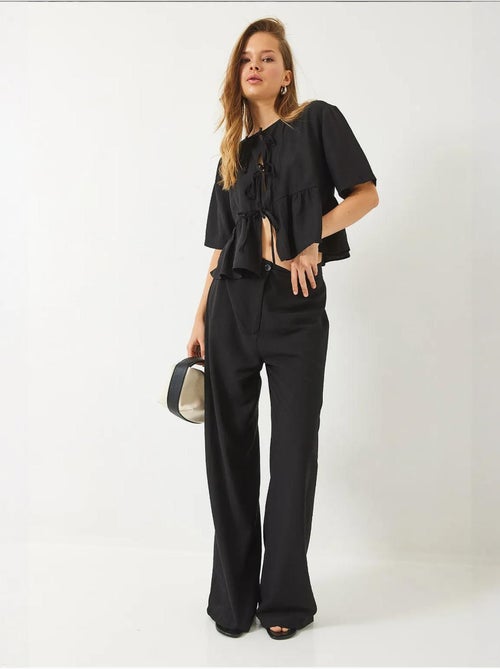 Conjunto de dos piezas de blusa y pantalón de manga corta con detalle de lazo lucci - Kiabi Conjunto de dos piezas de blusa y pantalón de manga corta con detalle de lazo lucci - Kiabi