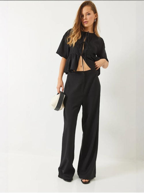 Conjunto de dos piezas de blusa y pantalón de manga corta con detalle de lazo lucci - Kiabi Conjunto de dos piezas de blusa y pantalón de manga corta con detalle de lazo lucci - Kiabi