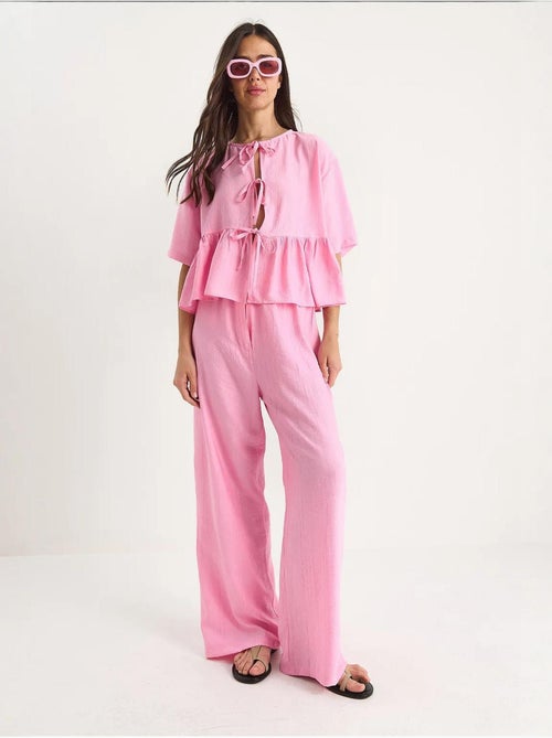 Conjunto de dos piezas de blusa y pantalón de manga corta con detalle de lazo lucci - Kiabi Conjunto de dos piezas de blusa y pantalón de manga corta con detalle de lazo lucci - Kiabi