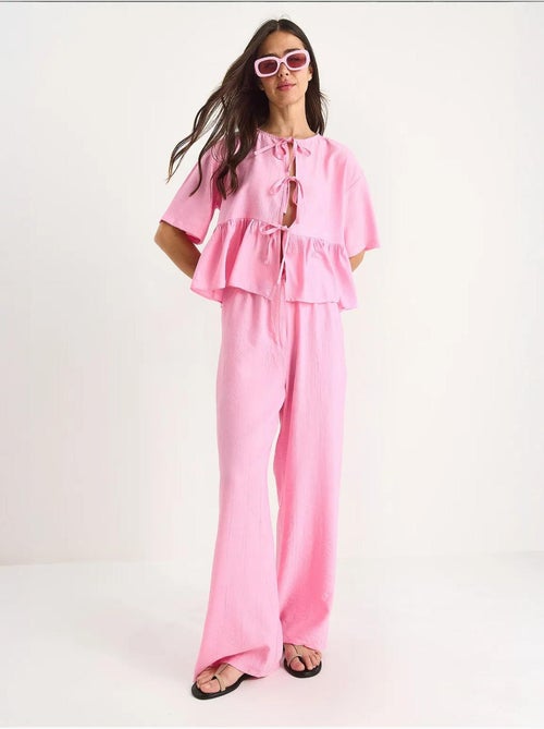 Conjunto de dos piezas de blusa y pantalón de manga corta con detalle de lazo lucci - Kiabi Conjunto de dos piezas de blusa y pantalón de manga corta con detalle de lazo lucci - Kiabi