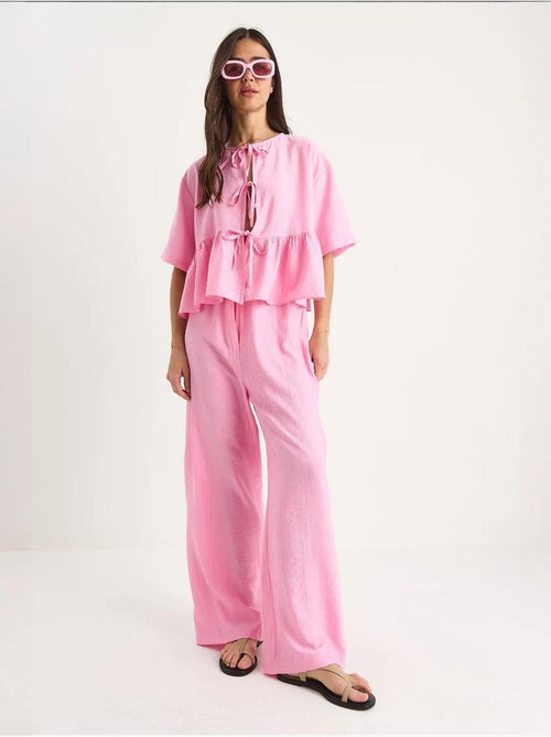 Conjunto de dos piezas de blusa y pantalón de manga corta con detalle de lazo lucci - Kiabi Conjunto de dos piezas de blusa y pantalón de manga corta con detalle de lazo lucci - Kiabi
