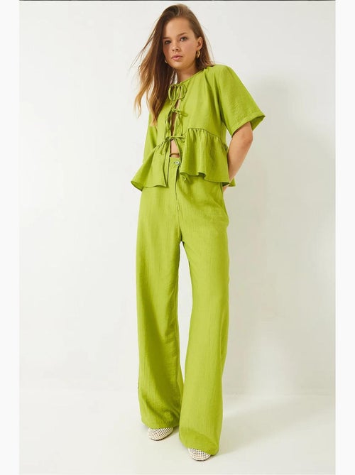Conjunto de dos piezas de blusa y pantalón de manga corta con detalle de lazo lucci - Kiabi Conjunto de dos piezas de blusa y pantalón de manga corta con detalle de lazo lucci - Kiabi
