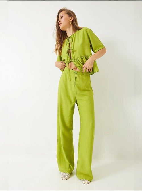 Conjunto de dos piezas de blusa y pantalón de manga corta con detalle de lazo lucci - Kiabi Conjunto de dos piezas de blusa y pantalón de manga corta con detalle de lazo lucci - Kiabi