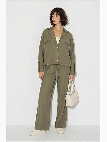 Conjunto de dos piezas de crepé con blusa y pantalón de pernera ancha lucci