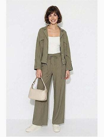 Conjunto de dos piezas de crepé con blusa y pantalón de pernera ancha lucci