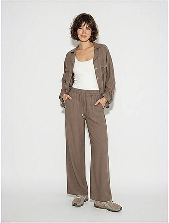 Conjunto de dos piezas de crepé con blusa y pantalón de pernera ancha lucci