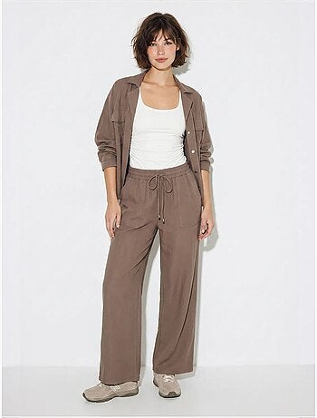Conjunto de dos piezas de crepé con blusa y pantalón de pernera ancha lucci
