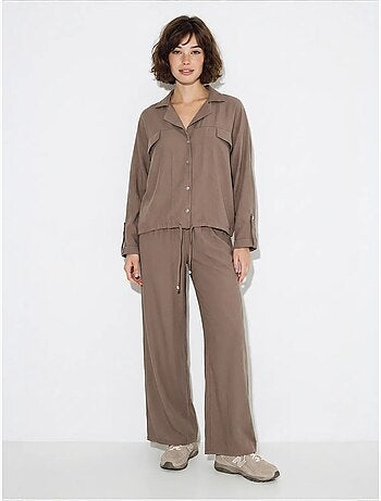 Conjunto de dos piezas de crepé con blusa y pantalón de pernera ancha lucci