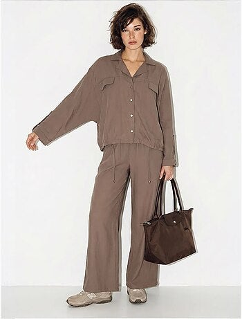 Conjunto de dos piezas de crepé con blusa y pantalón de pernera ancha lucci