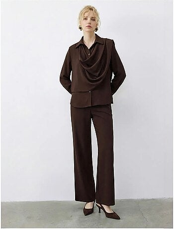 Conjunto de dos piezas de talle alto y pierna ancha con cuello de camisa. Lucci