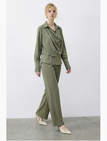 Conjunto de dos piezas de talle alto y pierna ancha con cuello de camisa. Lucci