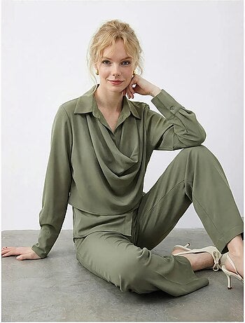 Conjunto de dos piezas de talle alto y pierna ancha con cuello de camisa. Lucci