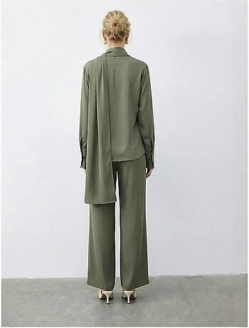 Conjunto de dos piezas de talle alto y pierna ancha con cuello de camisa. Lucci