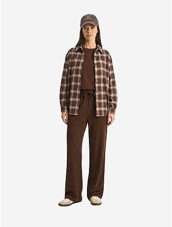Conjunto de dos piezas de talle medio y pierna ancha con camiseta de cuello redondo. Lucci