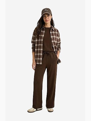 Conjunto de dos piezas de talle medio y pierna ancha con camiseta de cuello redondo. Lucci