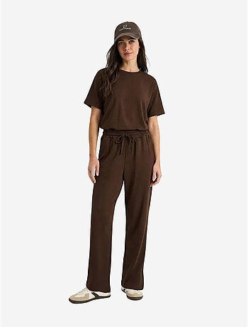 Conjunto de dos piezas de talle medio y pierna ancha con camiseta de cuello redondo. Lucci