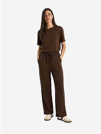 Conjunto de dos piezas de talle medio y pierna ancha con camiseta de cuello redondo. Lucci