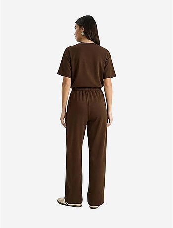 Conjunto de dos piezas de talle medio y pierna ancha con camiseta de cuello redondo. Lucci