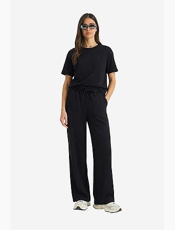 Conjunto de dos piezas de talle medio y pierna ancha con camiseta de cuello redondo. Lucci
