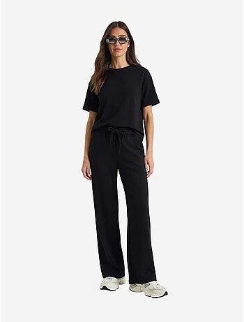 Conjunto de dos piezas de talle medio y pierna ancha con camiseta de cuello redondo. Lucci