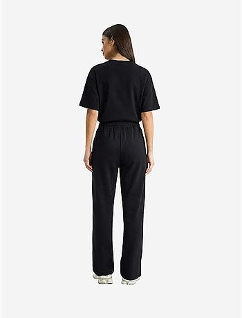 Conjunto de dos piezas de talle medio y pierna ancha con camiseta de cuello redondo. Lucci