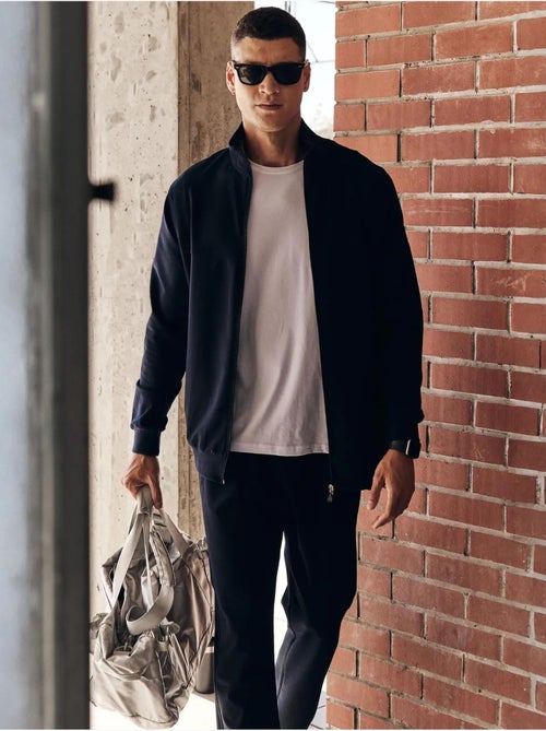 Conjunto de hombre de sudadera con cuello con cremallera y pantalón tommy - Kiabi Conjunto de hombre de sudadera con cuello con cremallera y pantalón tommy - Kiabi