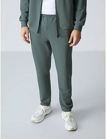 Conjunto de hombre de sudadera con cuello con cremallera y pantalón tommy