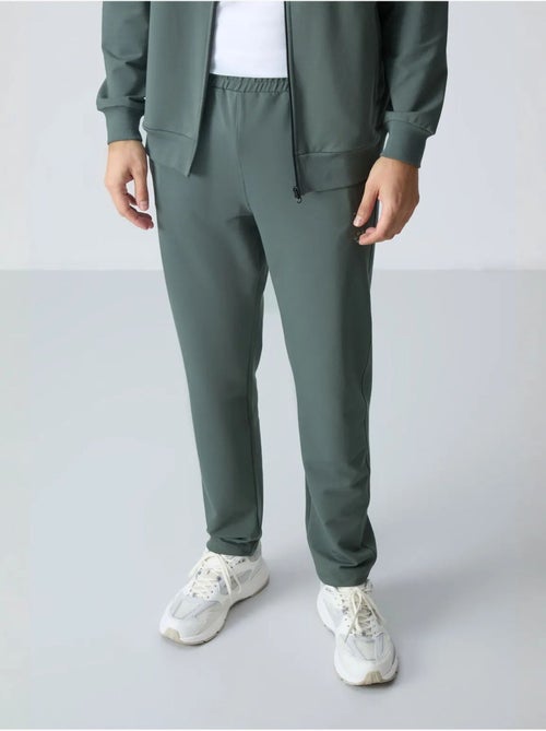 Conjunto de hombre de sudadera con cuello con cremallera y pantalón tommy - Kiabi Conjunto de hombre de sudadera con cuello con cremallera y pantalón tommy - Kiabi