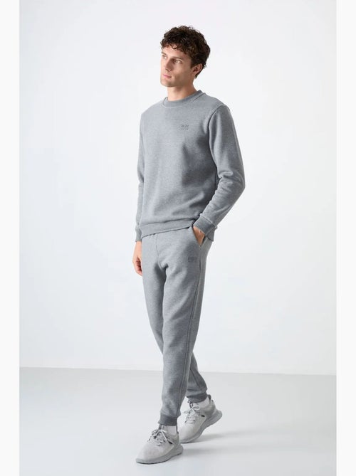 Conjunto de hombre de sudadera y pantalón de felpa de algodón y poliéster tommy - Kiabi Conjunto de hombre de sudadera y pantalón de felpa de algodón y poliéster tommy - Kiabi