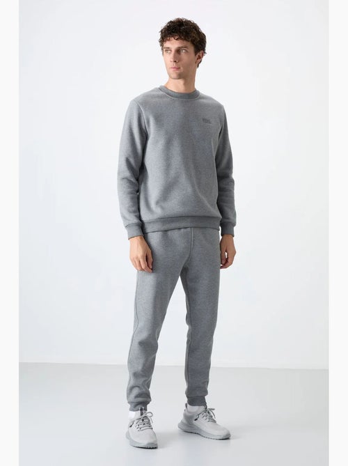 Conjunto de hombre de sudadera y pantalón de felpa de algodón y poliéster tommy - Kiabi Conjunto de hombre de sudadera y pantalón de felpa de algodón y poliéster tommy - Kiabi