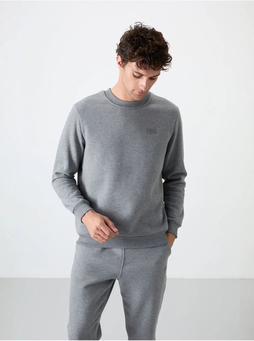 Conjunto de hombre de sudadera y pantalón de felpa de algodón y poliéster tommy - Kiabi Conjunto de hombre de sudadera y pantalón de felpa de algodón y poliéster tommy - Kiabi