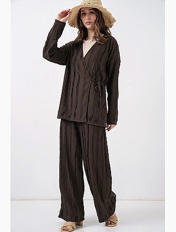 Conjunto de kimono con cuello en v texturizado y detalle de lazo y pantalones de pierna ancha bdart