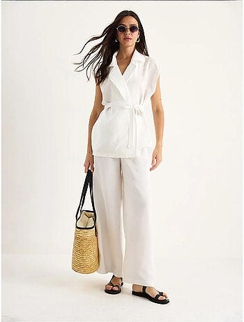 Conjunto de pantalón palazzo modal con chaleco y detalle de bolsillo de bianco lucci