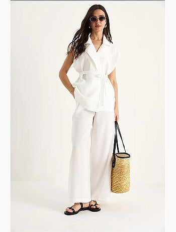 Conjunto de pantalón palazzo modal con chaleco y detalle de bolsillo de bianco lucci