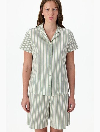 Conjunto de pijama cómodo a rayas con camisa de manga corta penti
