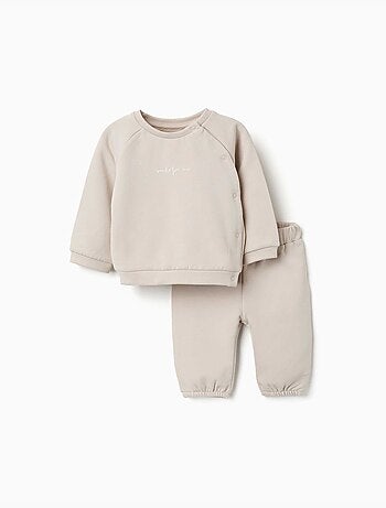 Conjunto de sudadera y pantalón perchados